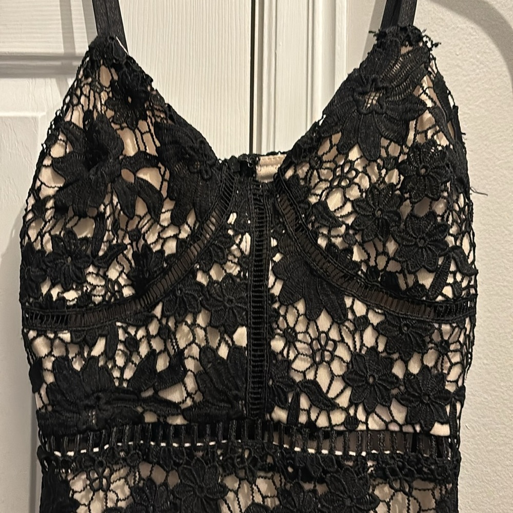Lace dress - Picture 2 of 4